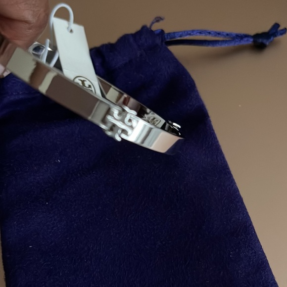 Tory Burch silver bangle with logo - new with tags never worn - Picture 3 of 7